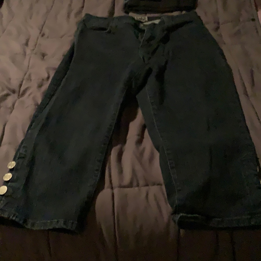 Capri jeans with side button detailing at ankles